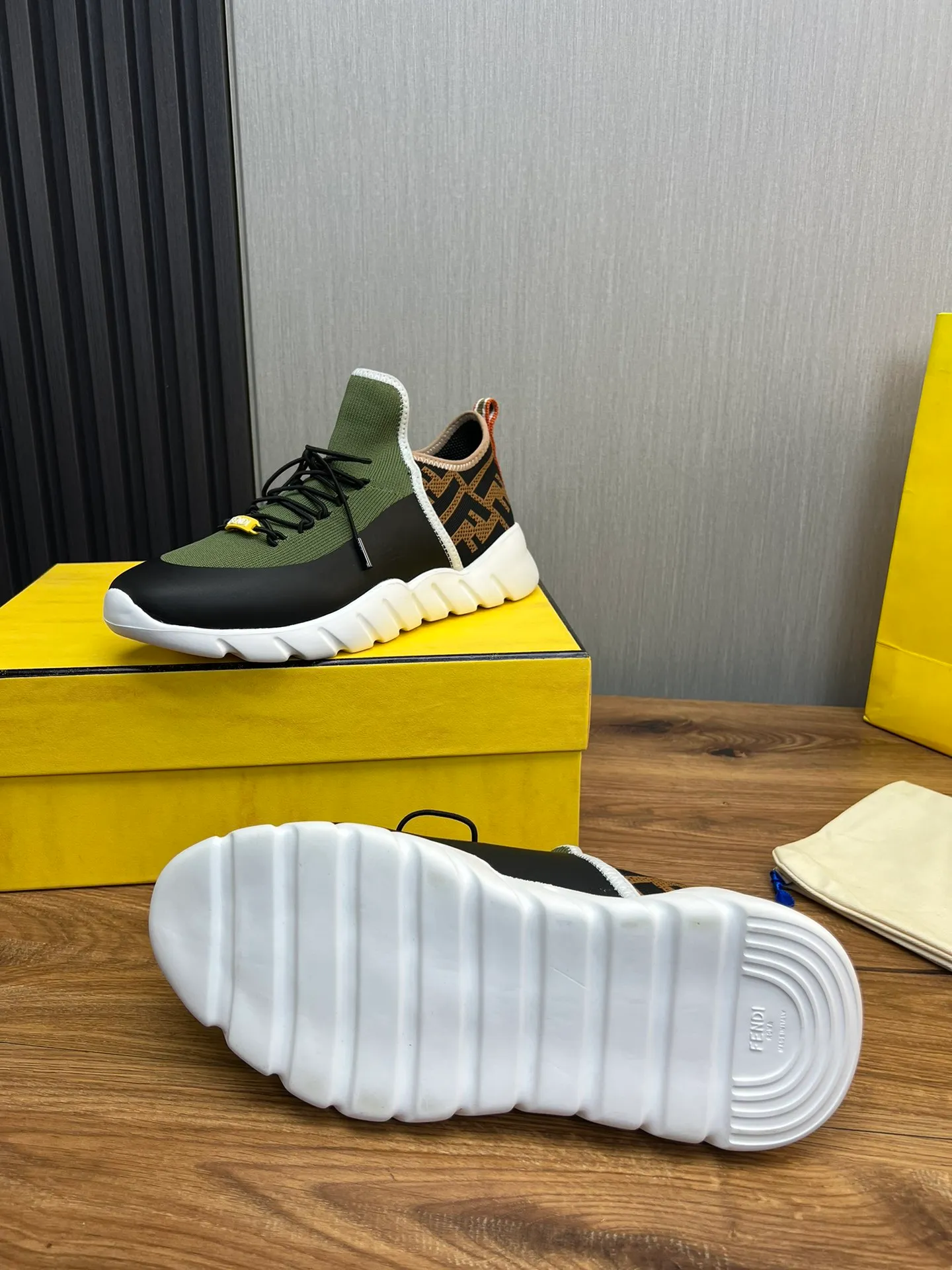 Men's shoes💰680💰 ＦＥＮＤＩ. Fendi🔍Top purchasing agent🇮🇹 The new and popular counter of the popular street boy monster has original factory configuration, original fly-knit fabric imported from Italy, high-quality printing technology, imported water-dyed cowhide with breathable mesh lining, breathable and comfortable, soles: original factory special soles are super comfortable, original factory single goods 🔍high quality, you can enter and leave the counter at will, welcome to compare, code number 39-44 (can be ordered 38.45.46)